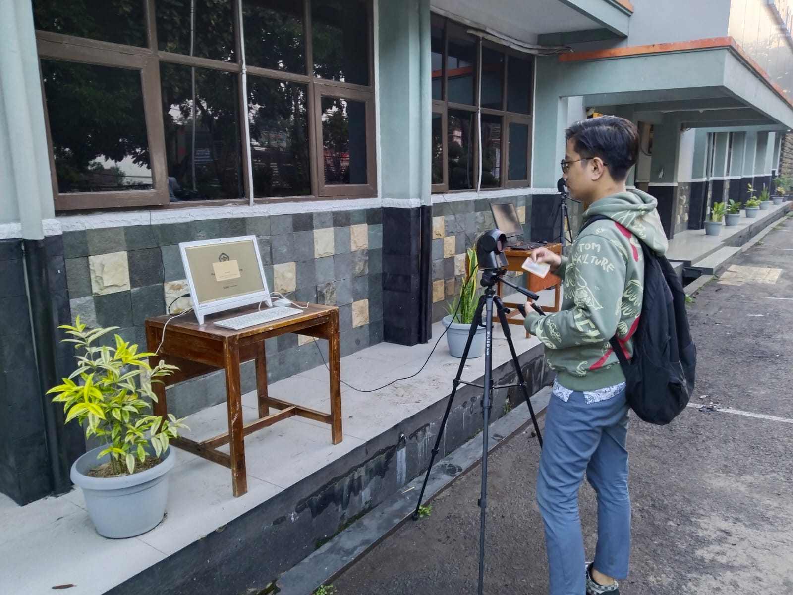 Pembangunan dan Sosialisasi Aplikasi Presensi dan Kesiswaan Berbasis Barcode untuk SMA 24 Bandung