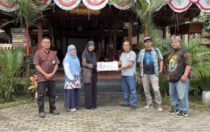 Telkom University Serahkan Perangkat Mobile Charger Berbasis Solar Panel untuk Desa Borobudur