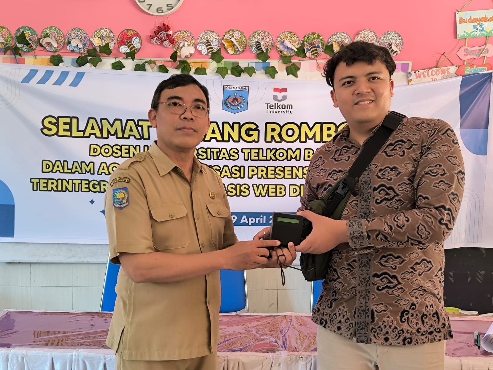 Tim Dosen Fakultas Informatika Tekom University Serahkan Sistem Presensi RFID ke SDN 31 Mataram – Dukung Digitalisasi Administrasi Sekolah Berbasis Teknologi Tim Dosen Fakultas Informatika Tekom University Serahkan Sistem Presensi RFID ke SDN 31 Mataram – Dukung Digitalisasi Administrasi Sekolah Berbasis Teknologi